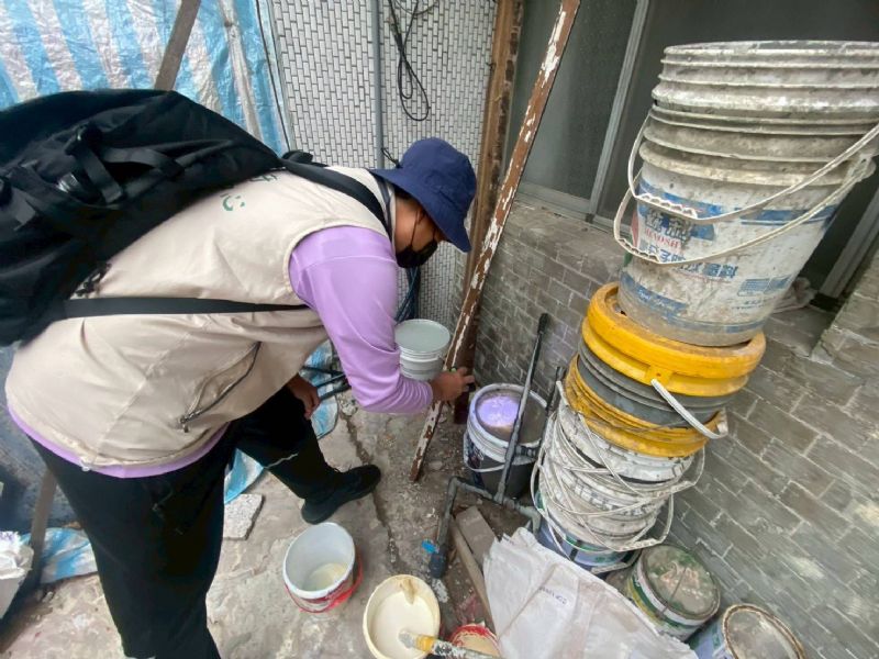 監測人員執行環境巡查嚴防孳生登革熱病媒蚊